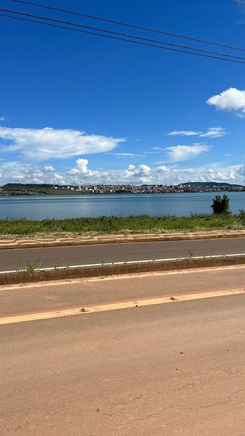 LOTE COM VISTA PARA O LAGO