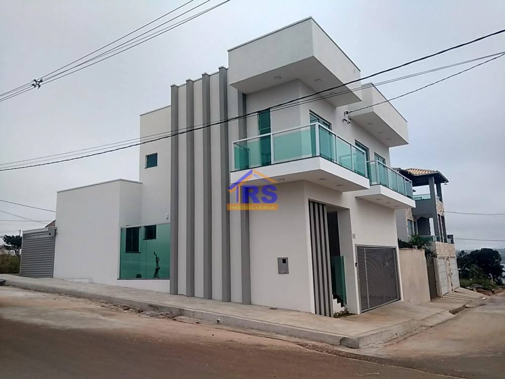 Excelente casa de dois pavimentos com fino acabamento