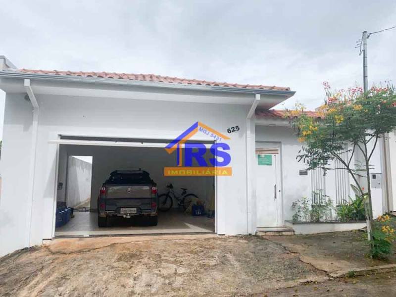Ótima casa a venda na Av. Antônio Constantino Barbosa em Boa Esperança
