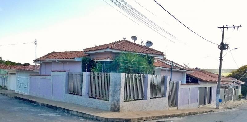 CASA COM ÓTIMA LOCALIZAÇÃO E  ACABAMENTO
